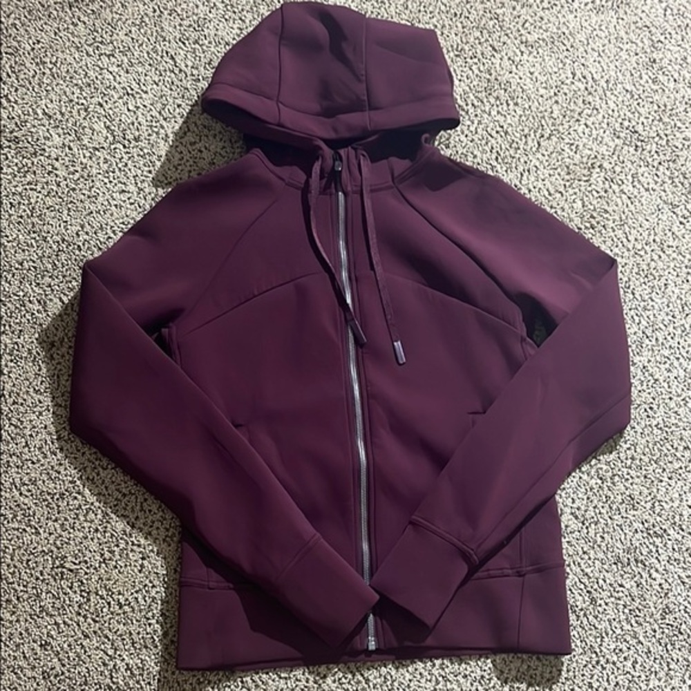 Lululemon Tech Lux jacket in the color garnet size 8
